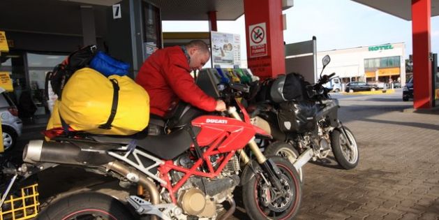 Die Husqvarna nimmt einen Liter weniger als die Duc - der Fahrspaß ist bei beiden riesig!<br />