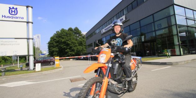 Mit KTM vor ehem. Husqvarnawerk: heute SWM