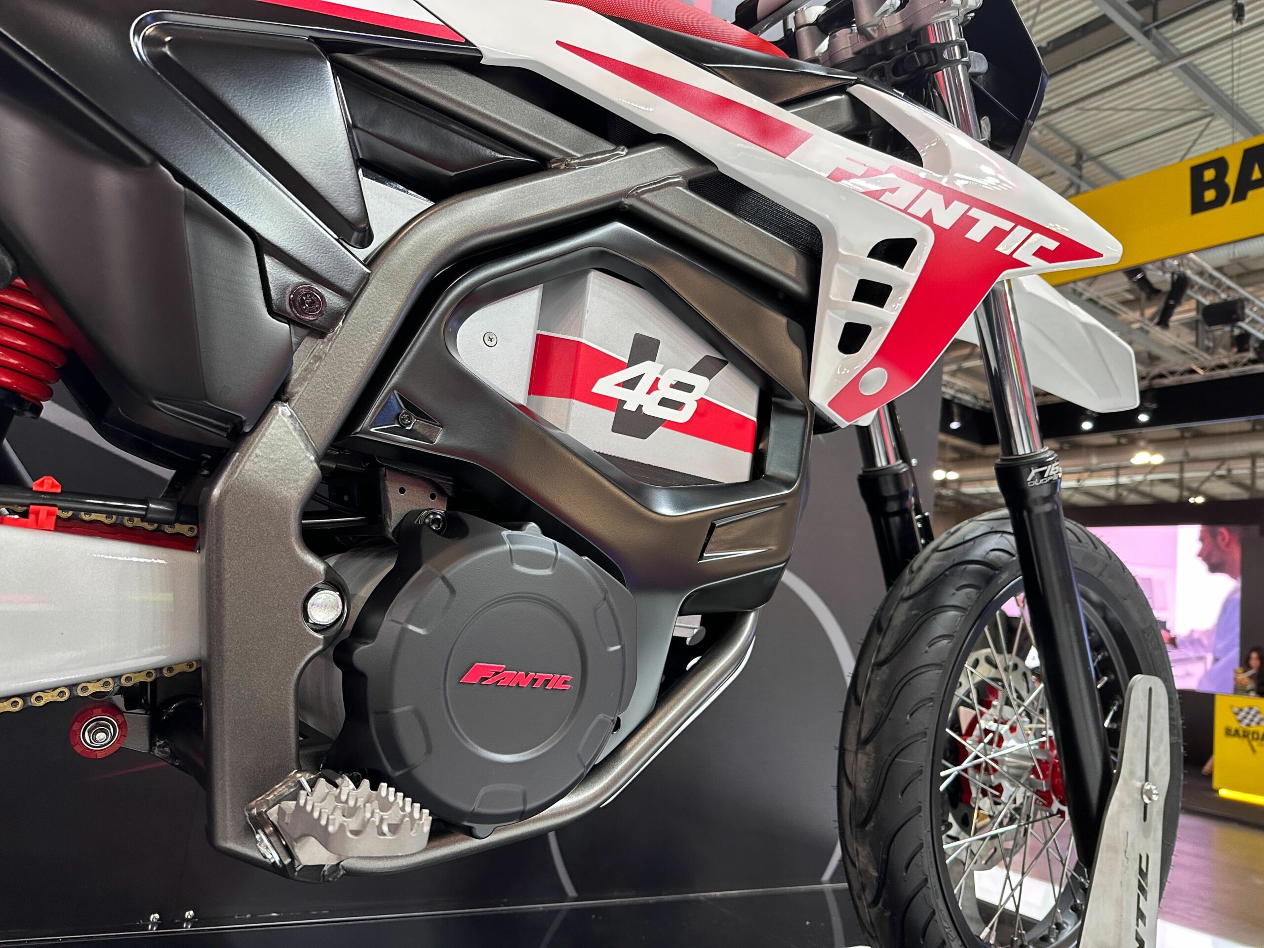 Universal-Motorrad-Scheinwerfer, S2, 12 V, 35 W, geeignet für Ka-wa-sa-ki  K.T.M Pit Bike Enduro und Supermoto Bike (weiß und schwarz) : :  Auto & Motorrad